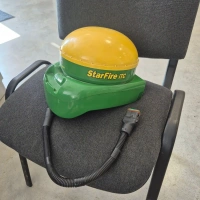 John Deere StarFire iTC GPS uztvērējs precīzai lauksaimniecībai