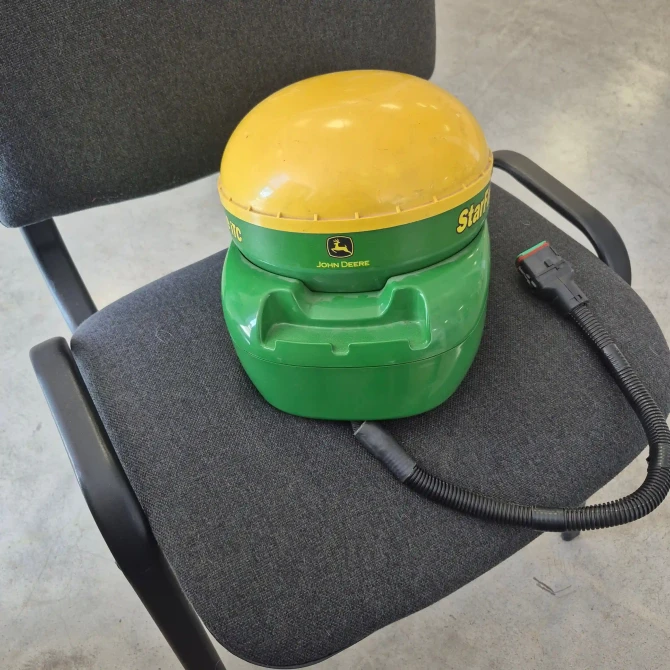 John Deere StarFire iTC GPS uztvērējs precīzai lauksaimniecībai