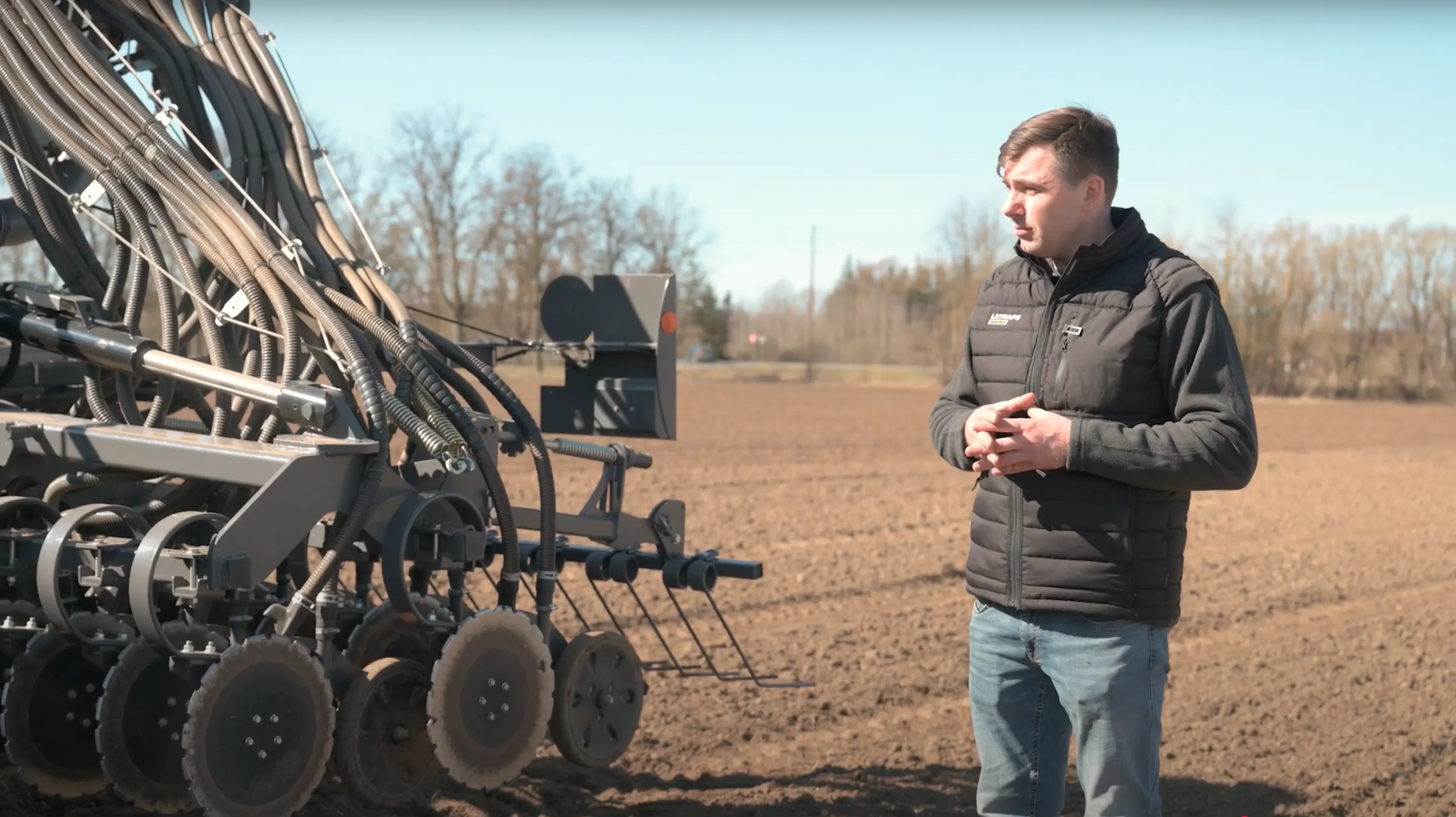 Vīrietis pie lauksaimniecības tehnikas