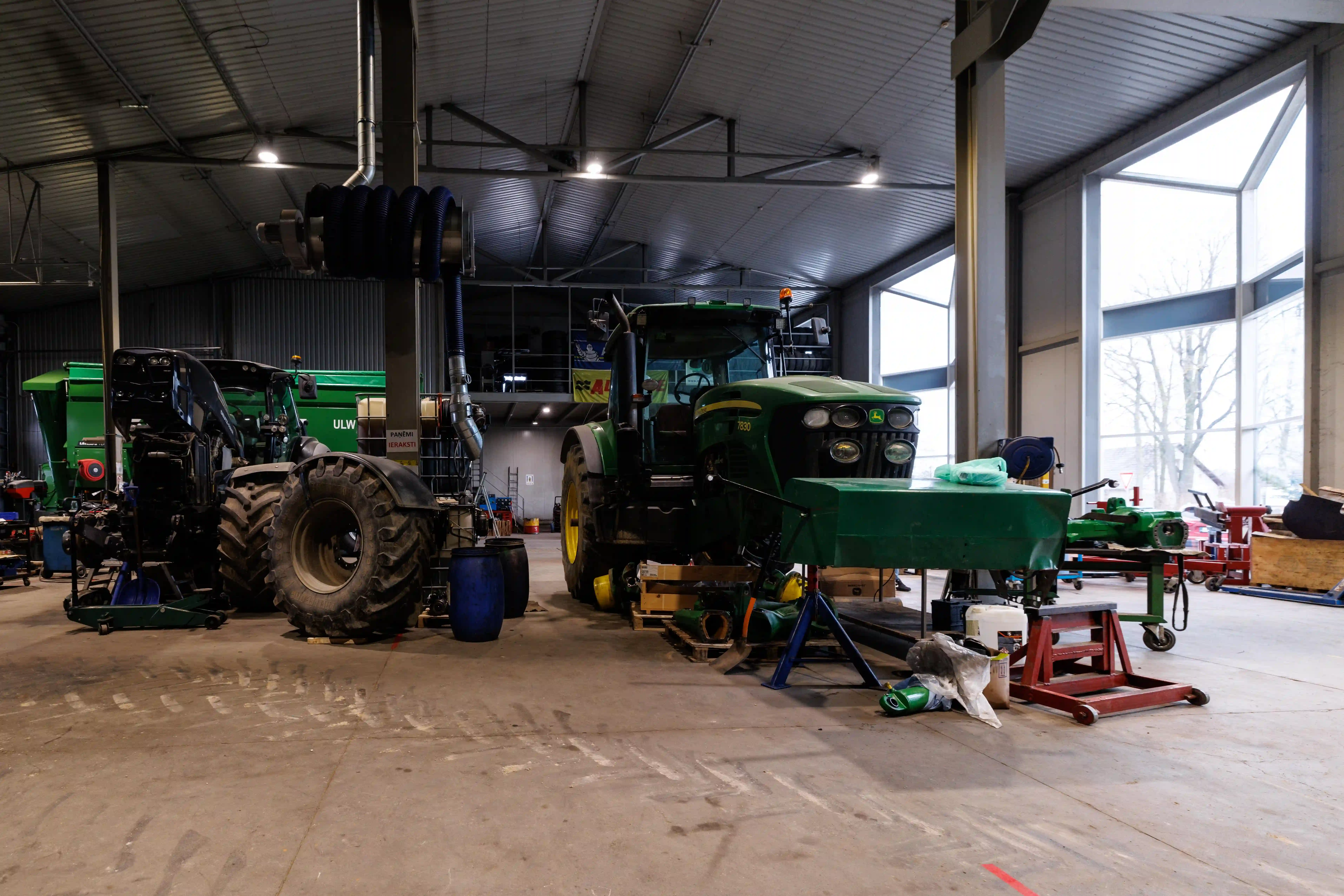 Traktora remonts remontdarbnīcā
