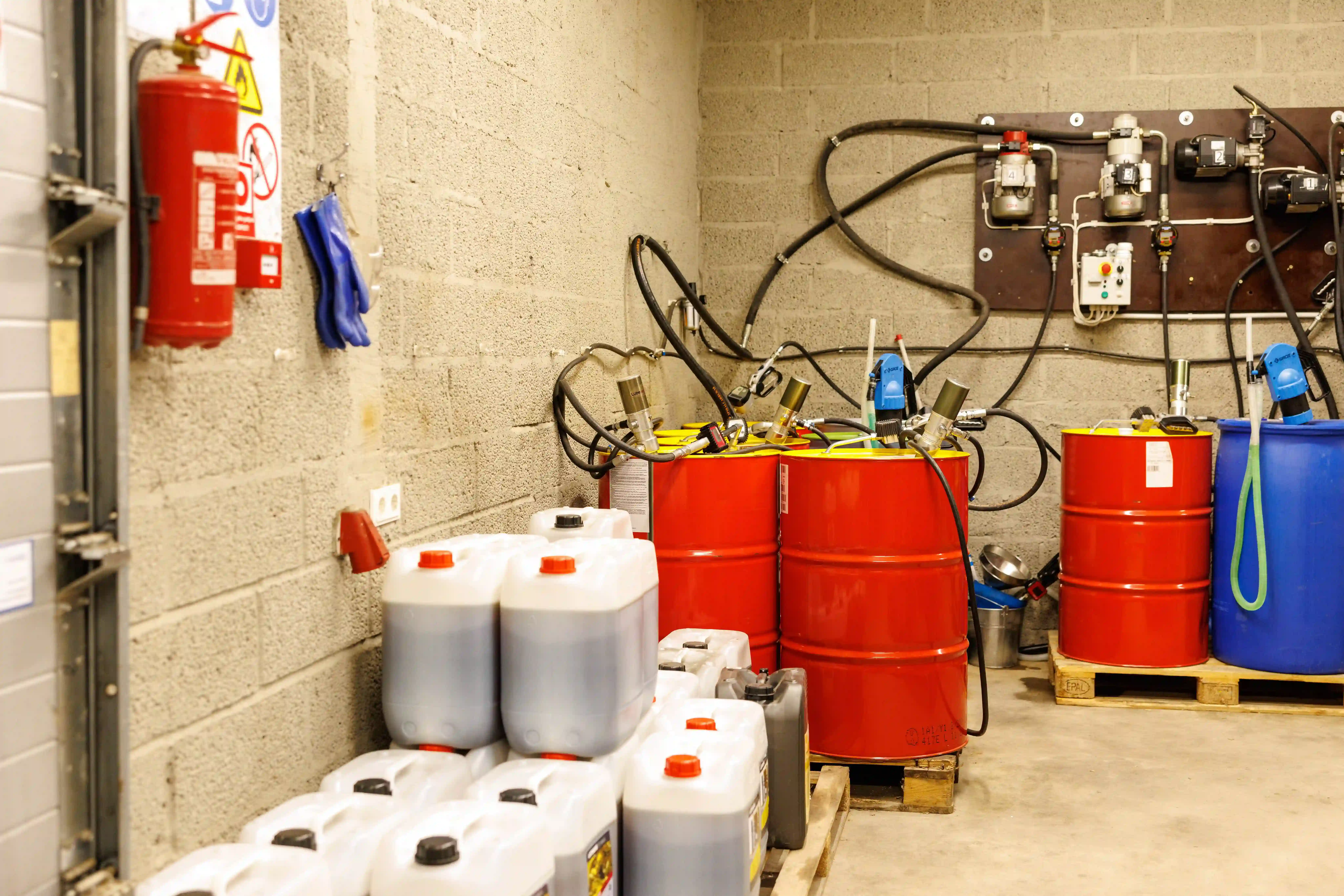 Remontdarbnīcā novietotas eļļas, smērvielas un tehniskie šķidrumi