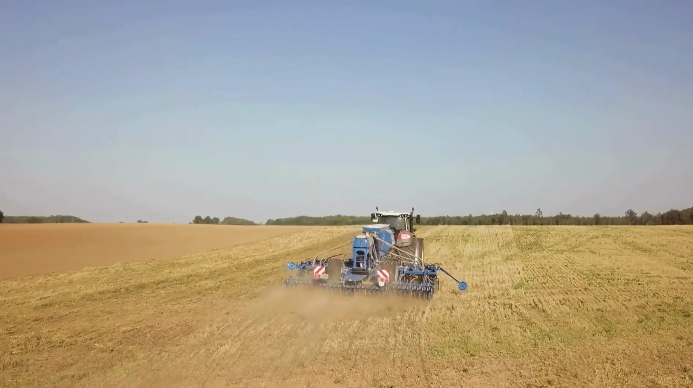 zils traktors pļavā