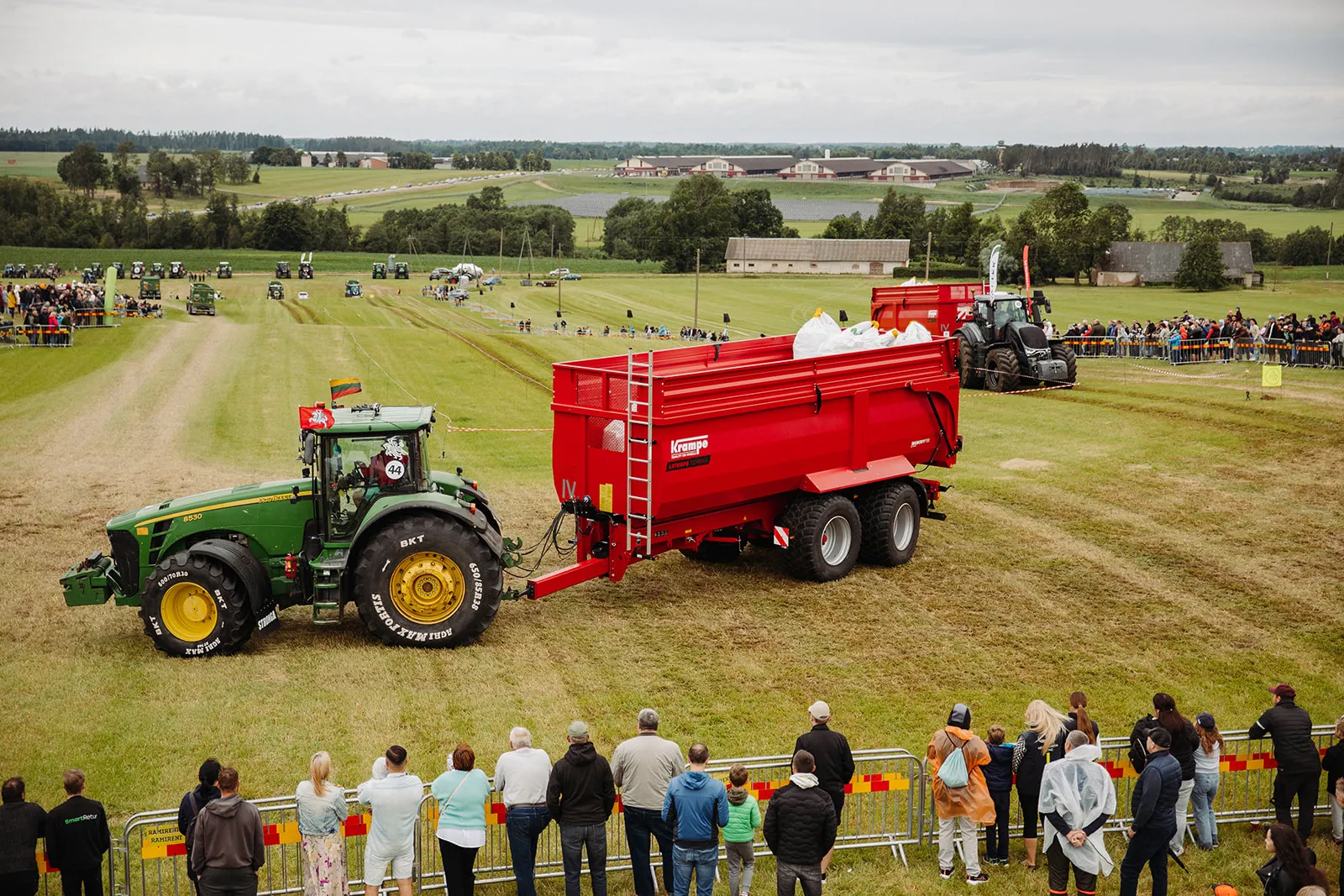 Traktors ar piekabi traktordienu pasākumā