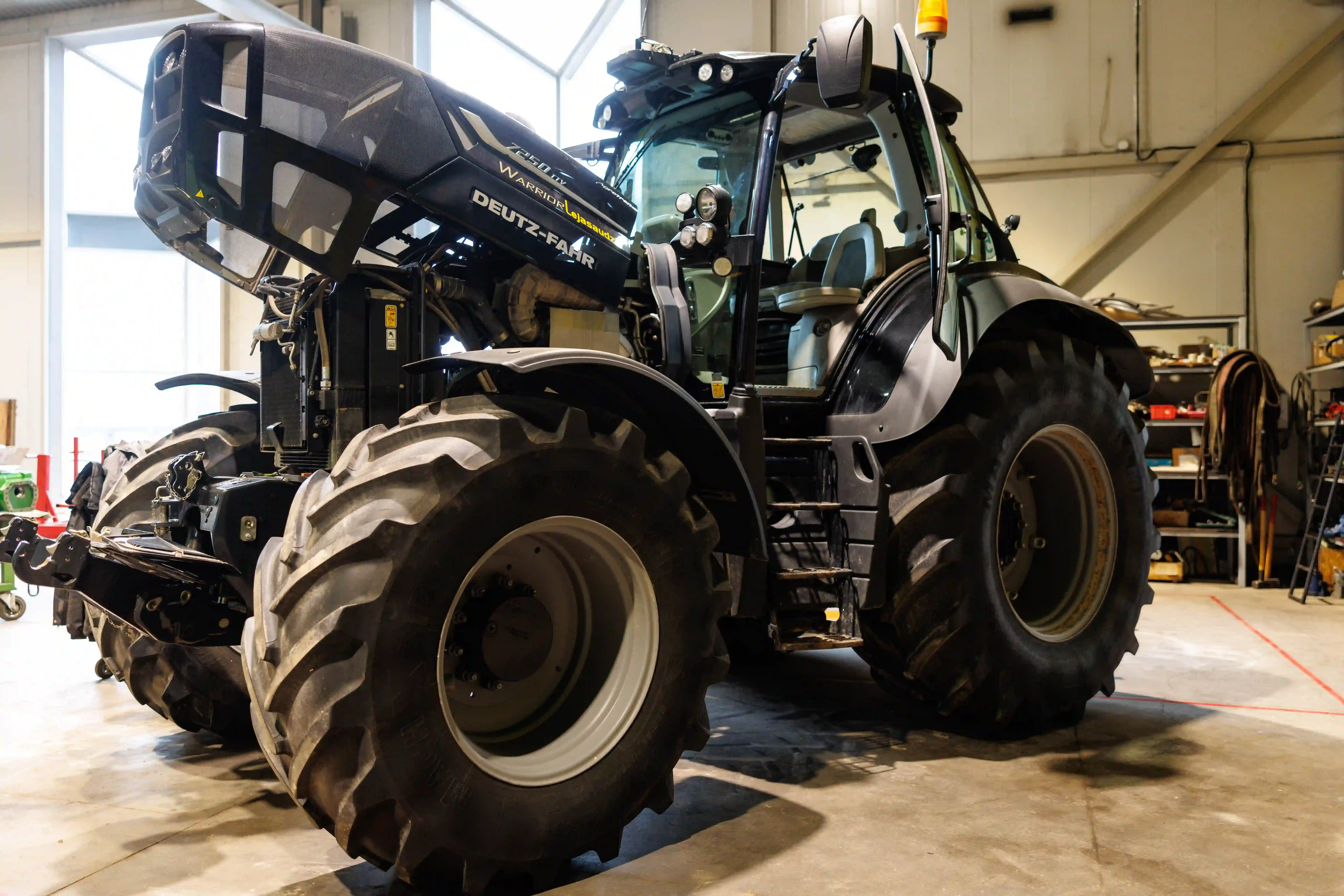 Deutz-Fahr traktors remontdarbnīcā
