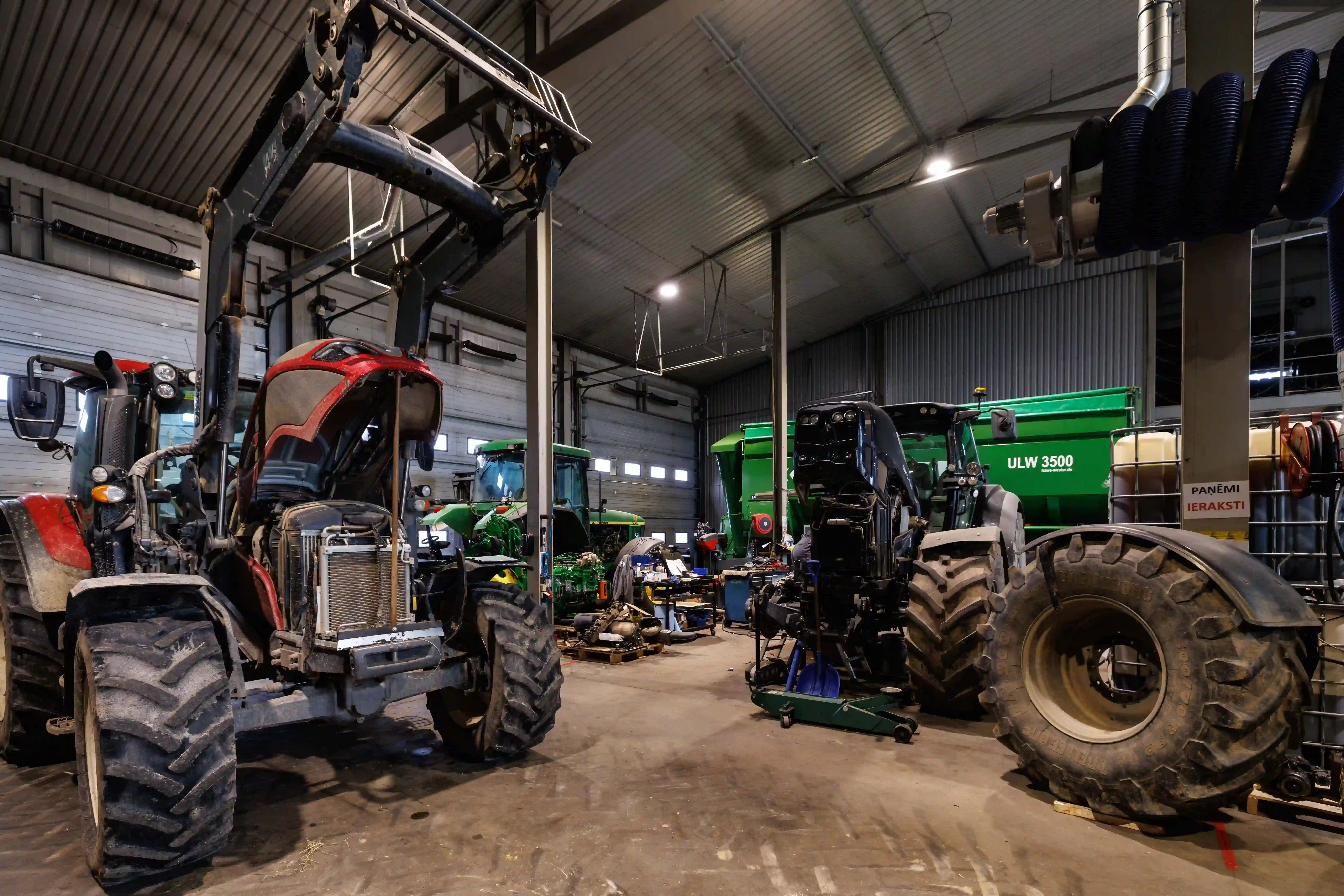 Traktori remontdarbnīcā